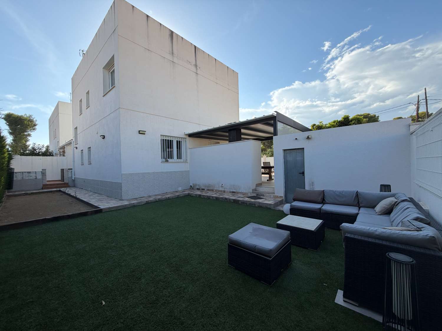 Casa moderna con piscina a 450m de la playa