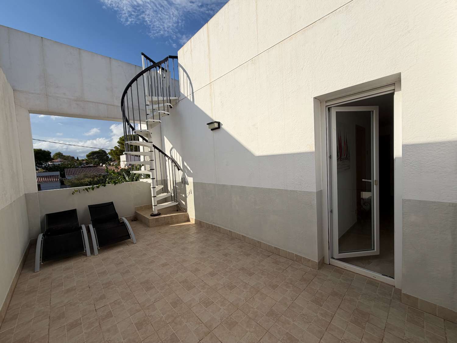 Casa moderna con piscina a 450m de la playa