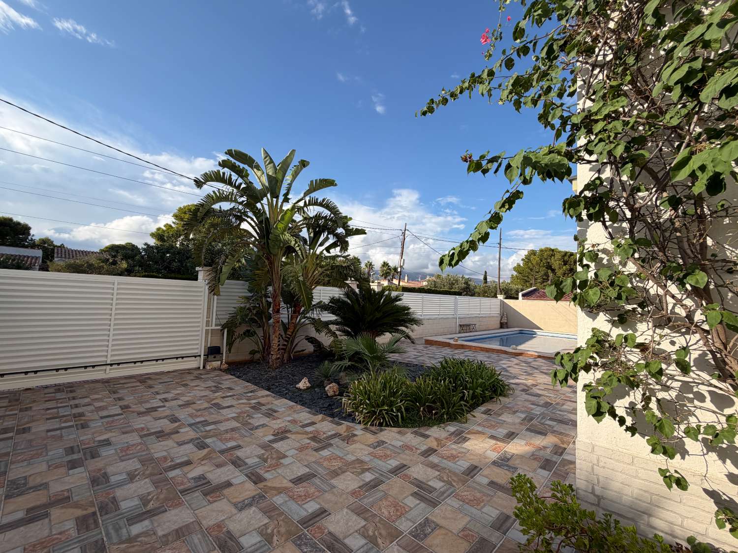 Casa moderna con piscina a 450m de la playa