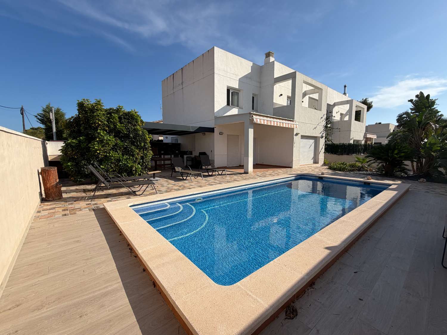 Casa moderna con piscina a 450m de la playa