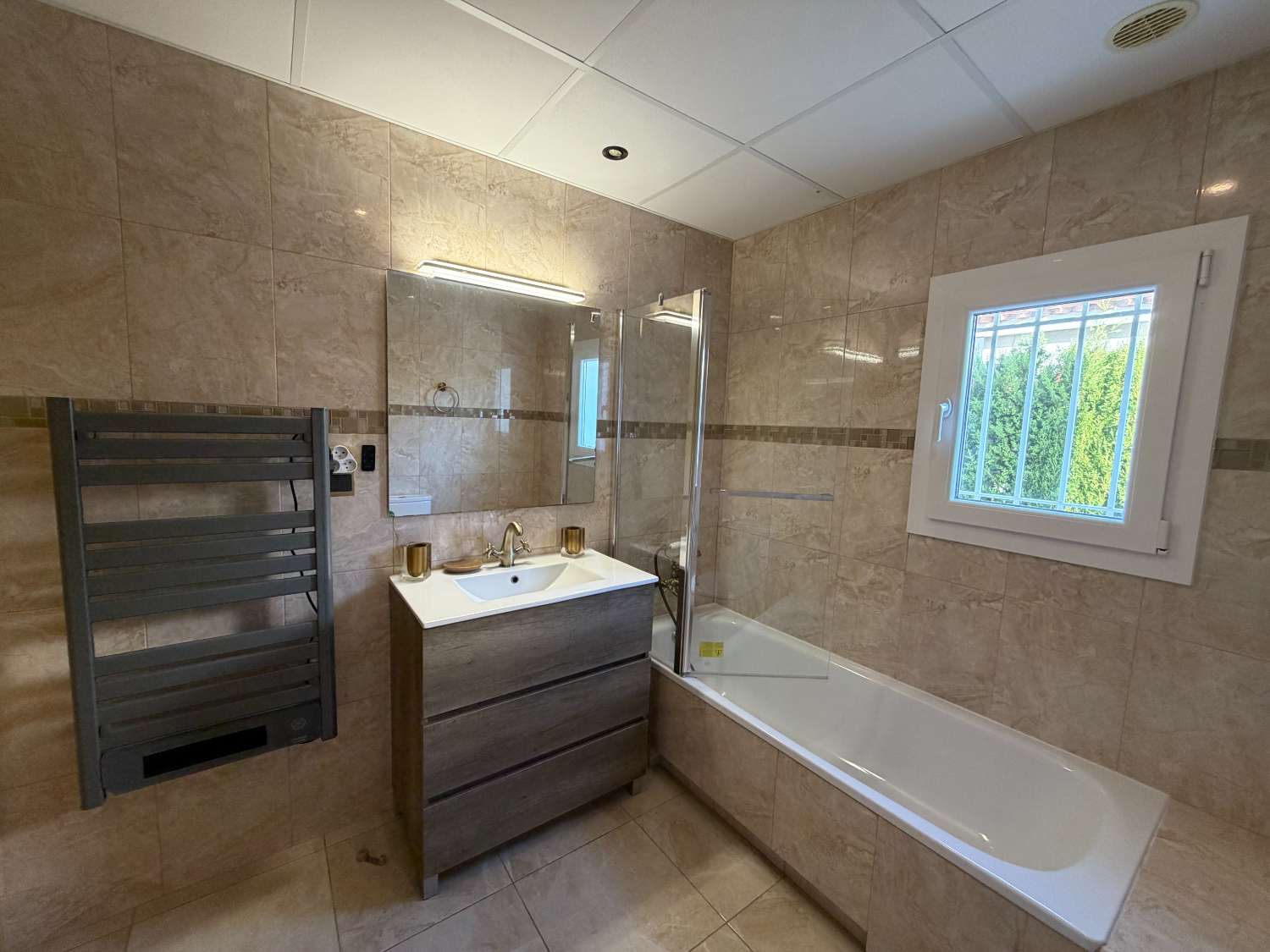 Casa moderna con piscina a 450m de la playa