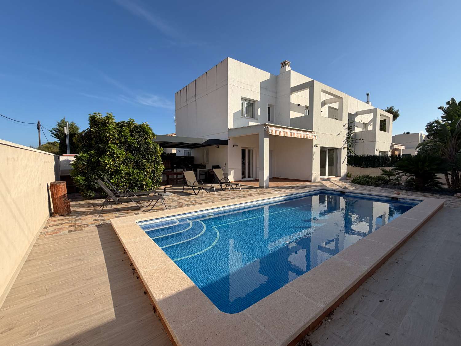 Casa moderna con piscina a 450m de la playa