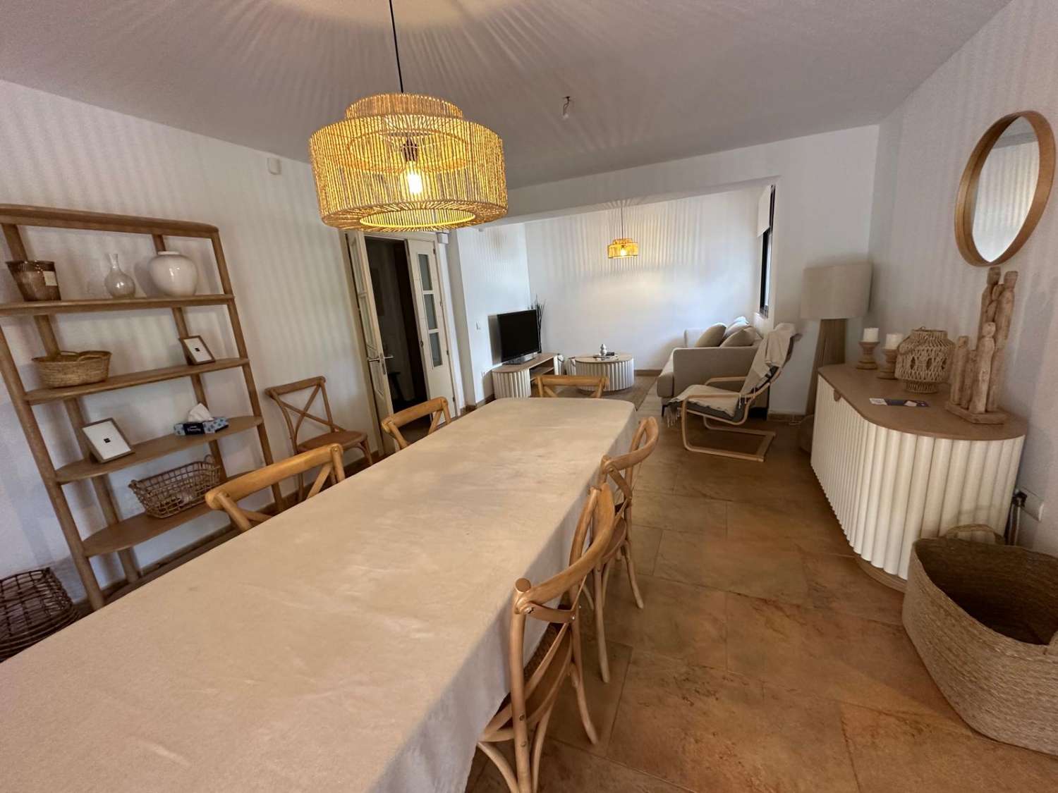 Kaunis talo, jossa on oma uima-allas suurella puutarhalla!