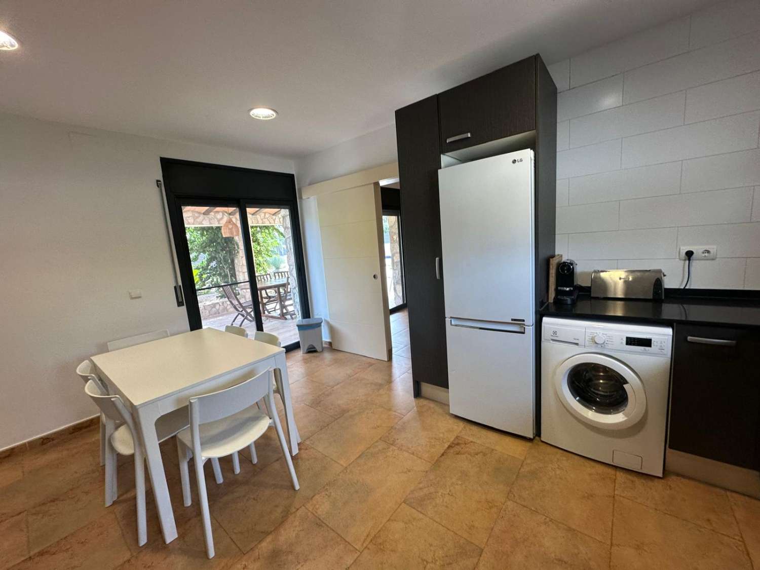 Kaunis talo, jossa on oma uima-allas suurella puutarhalla!