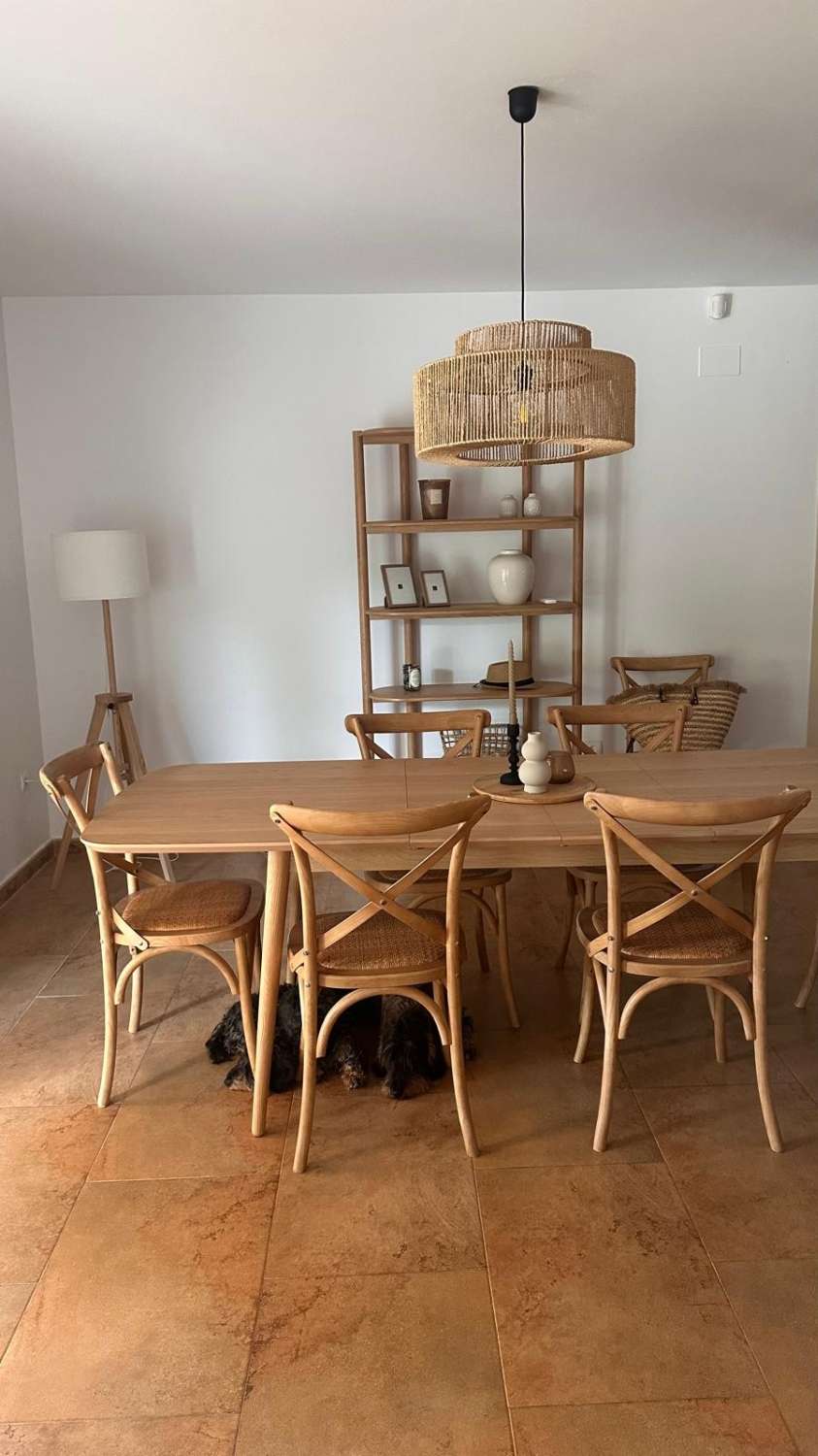 Kaunis talo, jossa on oma uima-allas suurella puutarhalla!