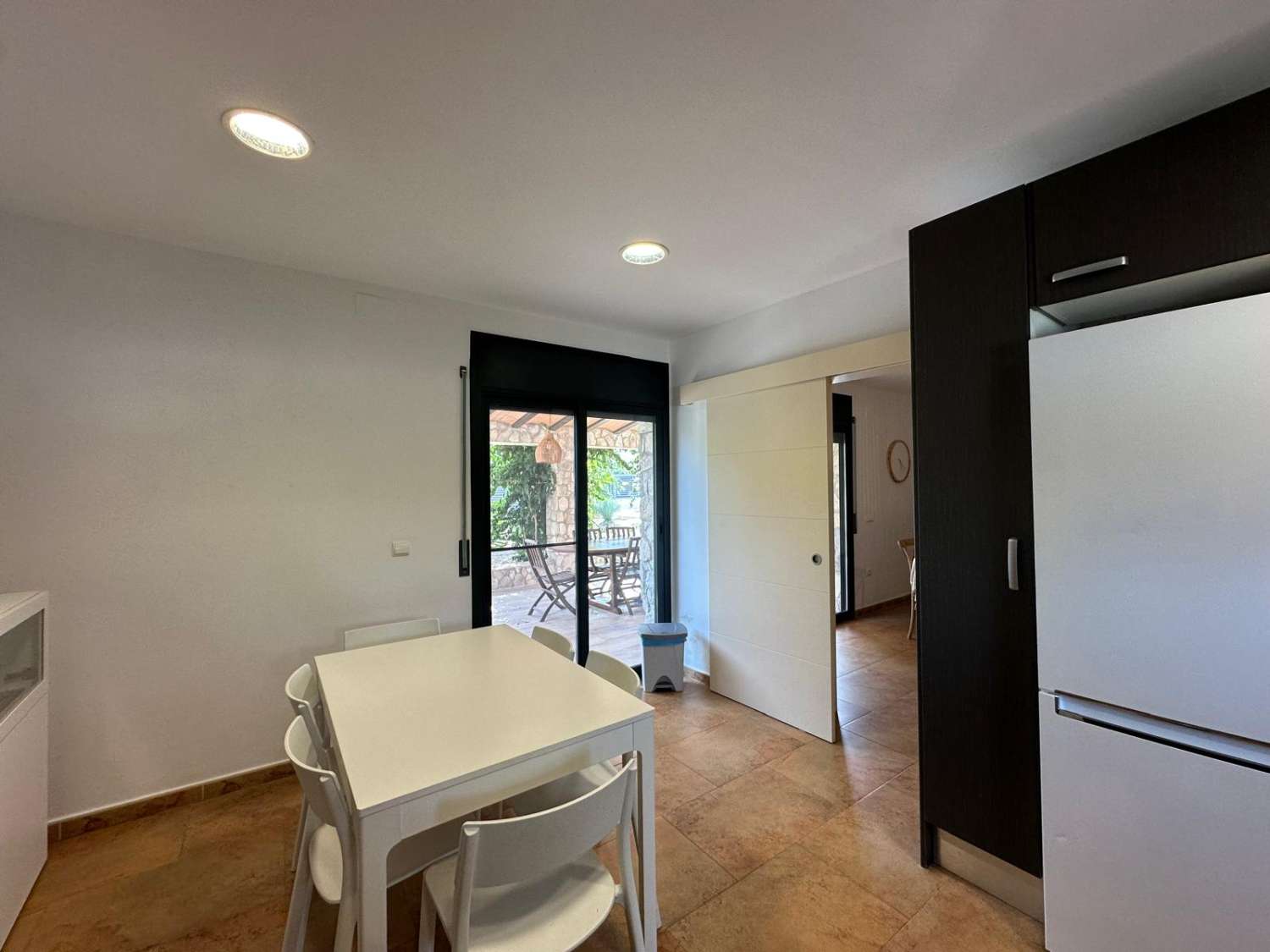 Kaunis talo, jossa on oma uima-allas suurella puutarhalla!