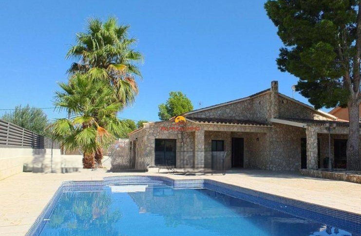 Kaunis talo, jossa on oma uima-allas suurella puutarhalla!