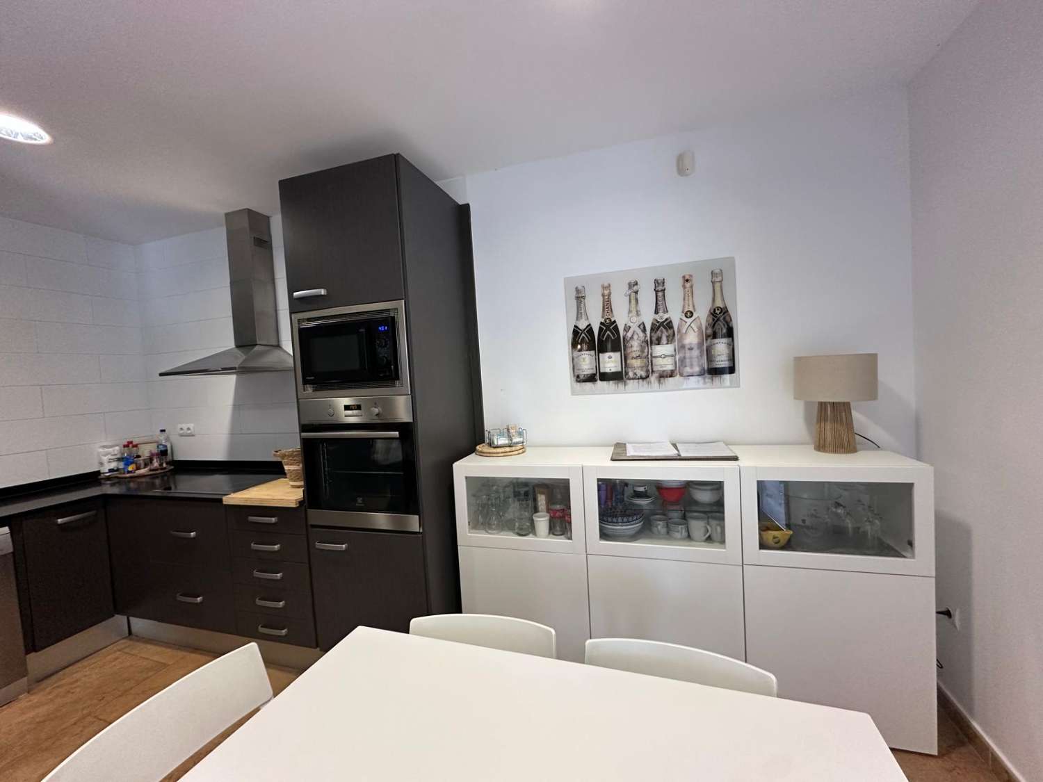 Kaunis talo, jossa on oma uima-allas suurella puutarhalla!