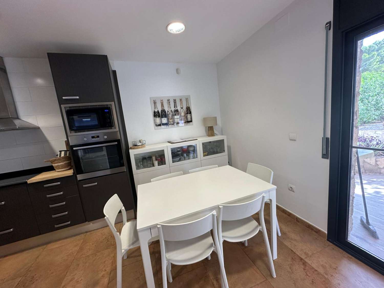 Kaunis talo, jossa on oma uima-allas suurella puutarhalla!