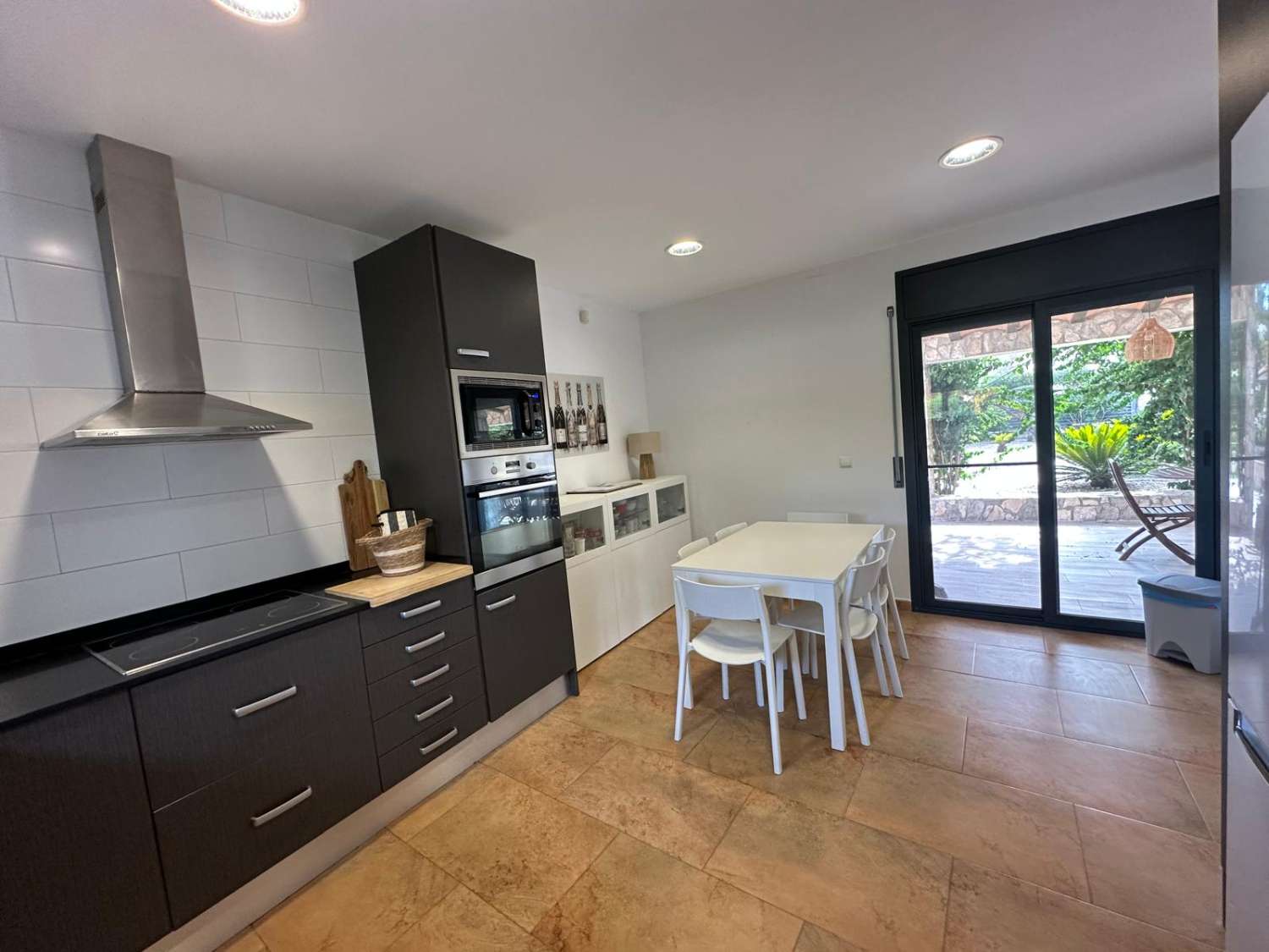 Kaunis talo, jossa on oma uima-allas suurella puutarhalla!