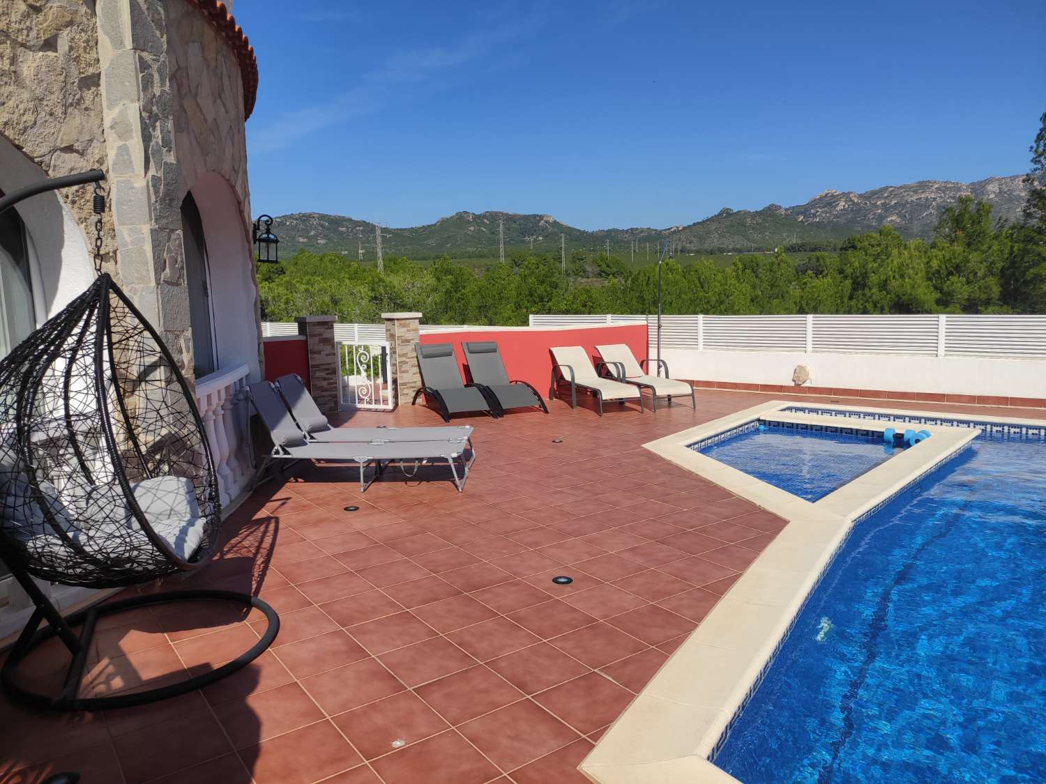 Spectaculaire villa avec une vue panoramique sur la montagne