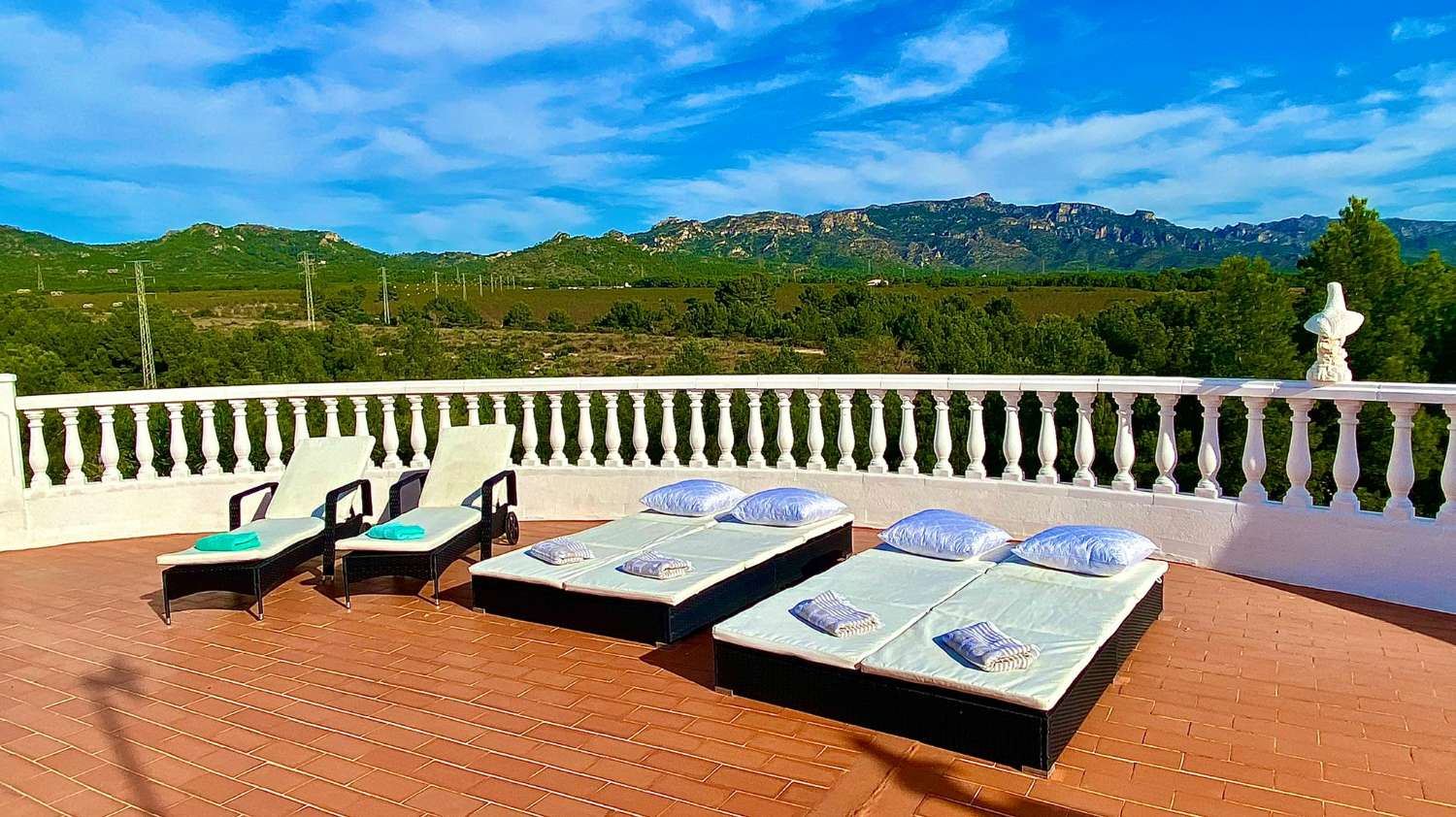 Spektakuläre Villa mit Panoramablick auf die Berge