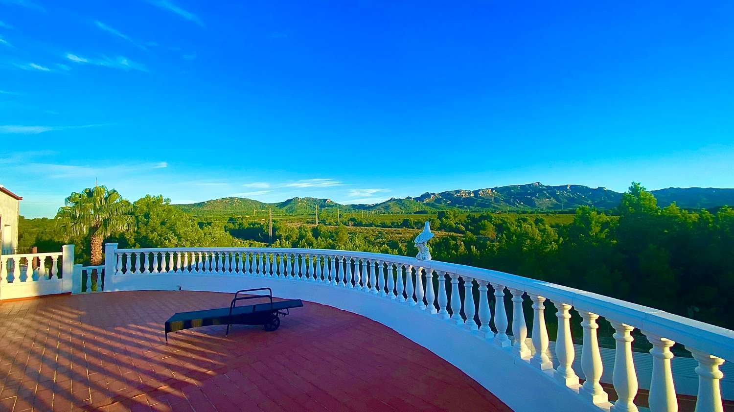 Spectaculaire villa avec une vue panoramique sur la montagne