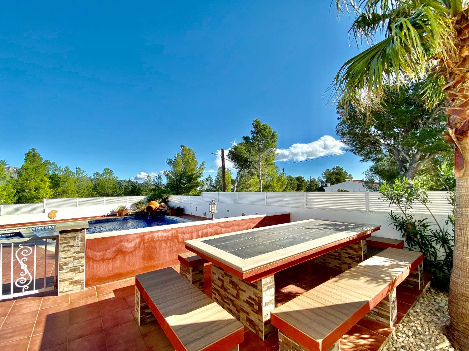 Spectaculaire villa avec une vue panoramique sur la montagne