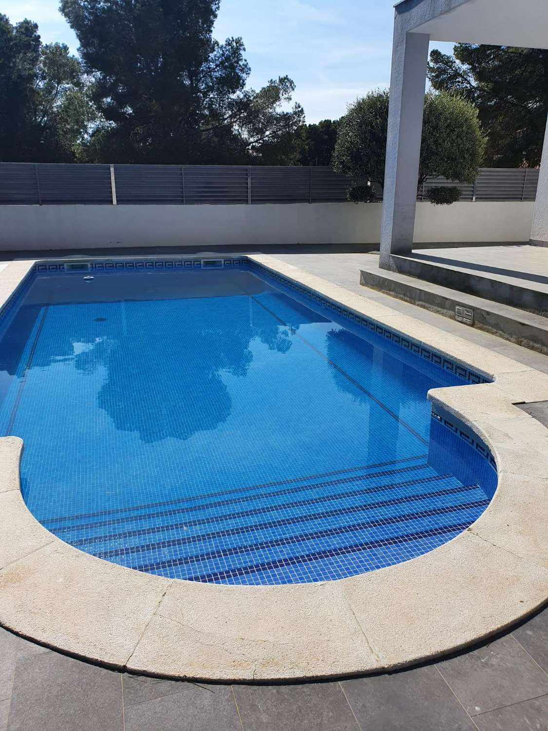 Belle maison moderne avec piscine privée