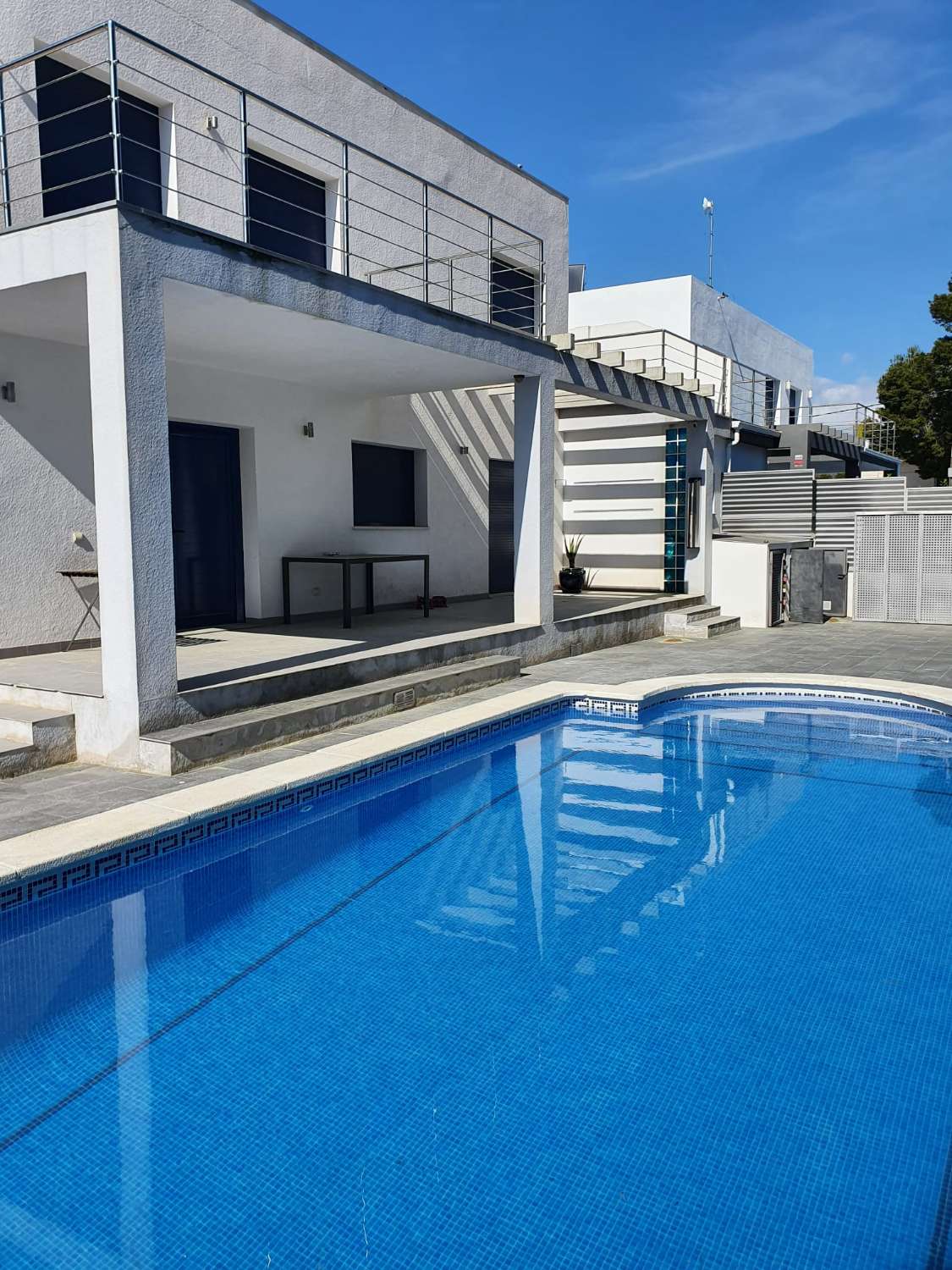 Belle maison moderne avec piscine privée