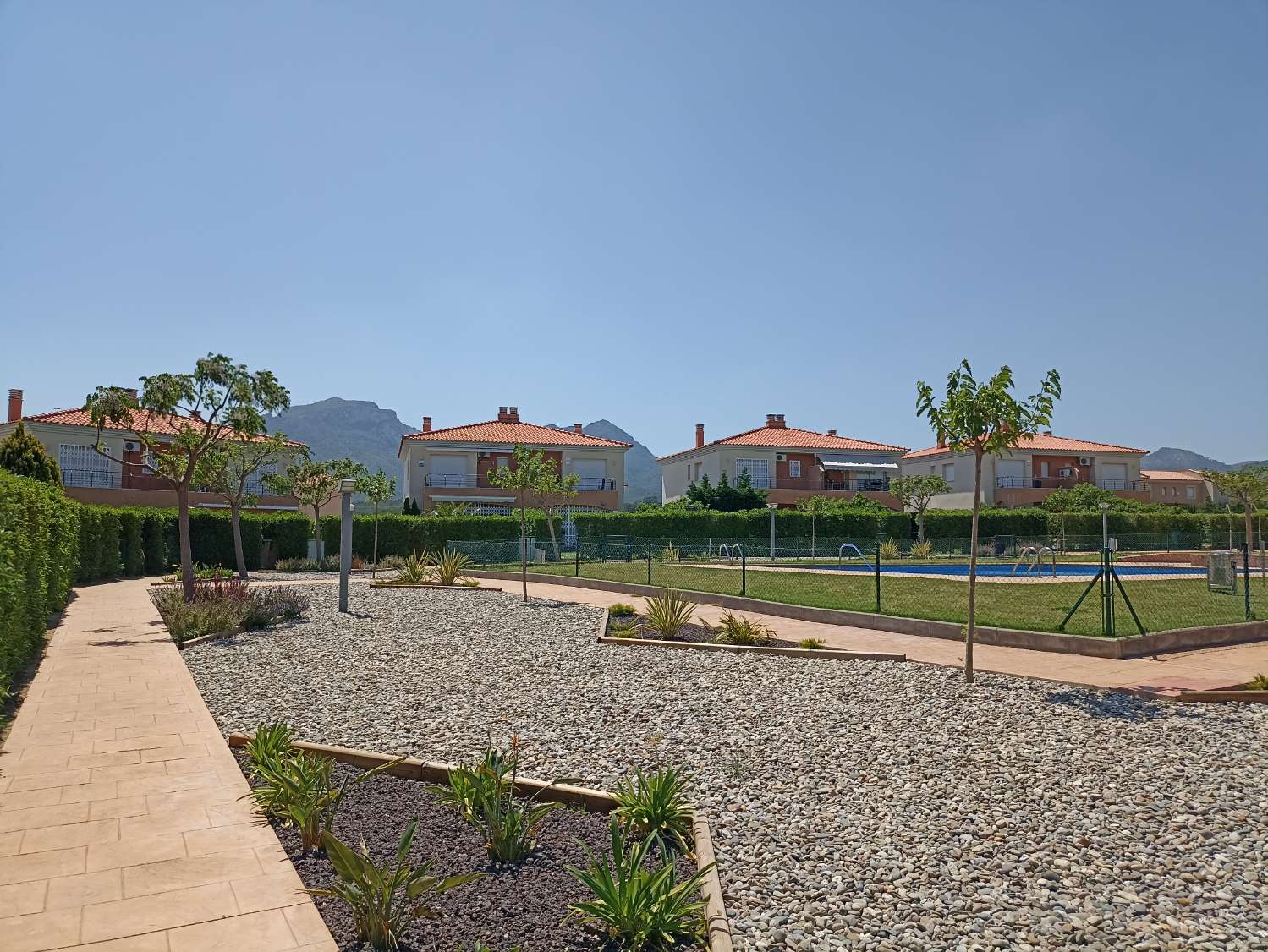 Rez-de-chaussée avec jardin privé et piscine commune