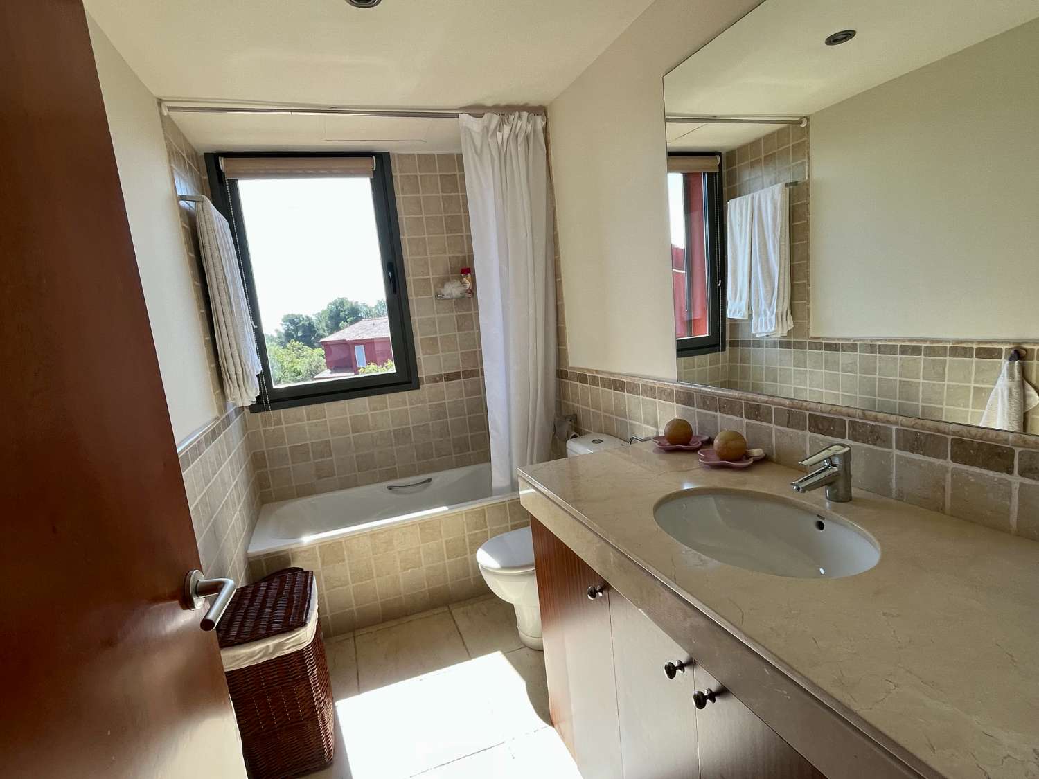 Espectacular casa con piscina comunitaria en BONMONT