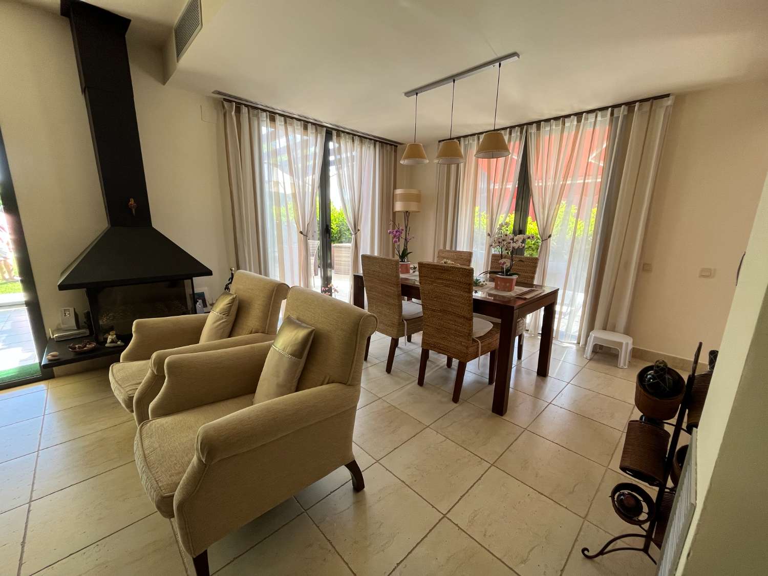 Espectacular casa con piscina comunitaria en BONMONT