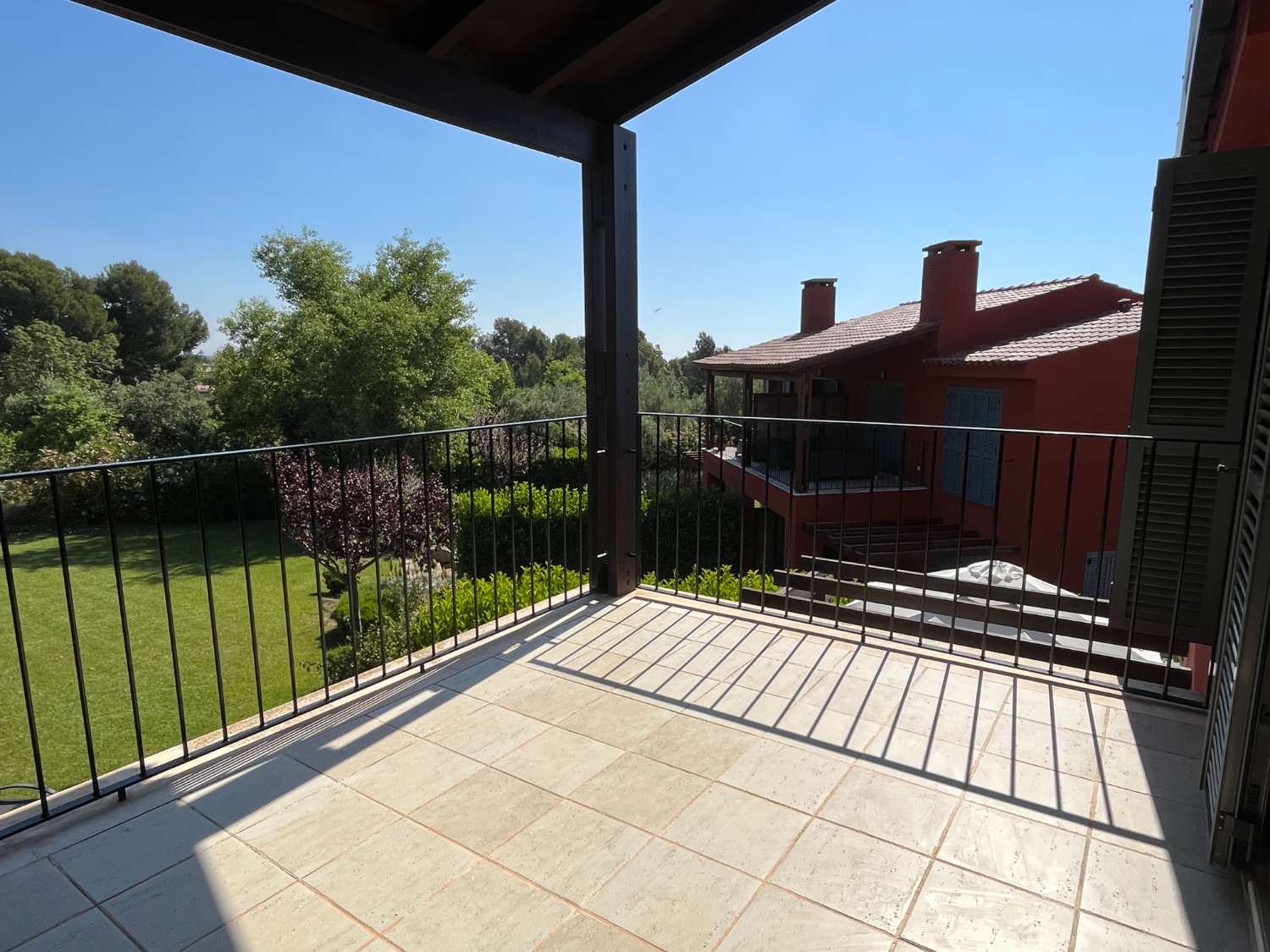 Espectacular casa con piscina comunitaria en BONMONT