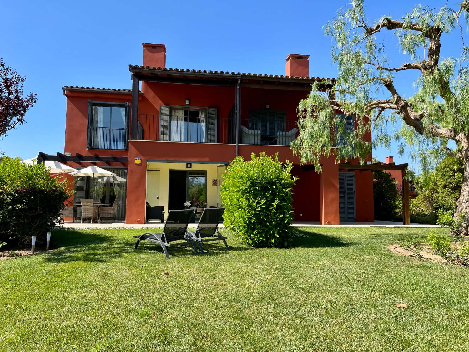 Espectacular casa con piscina comunitaria en BONMONT