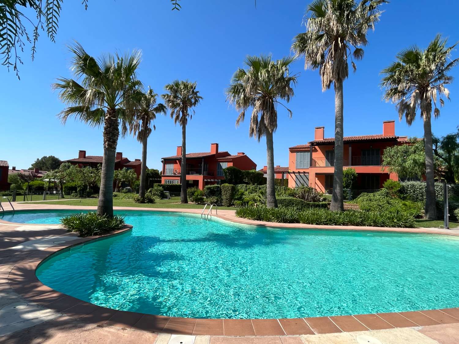 Espectacular casa con piscina comunitaria en BONMONT