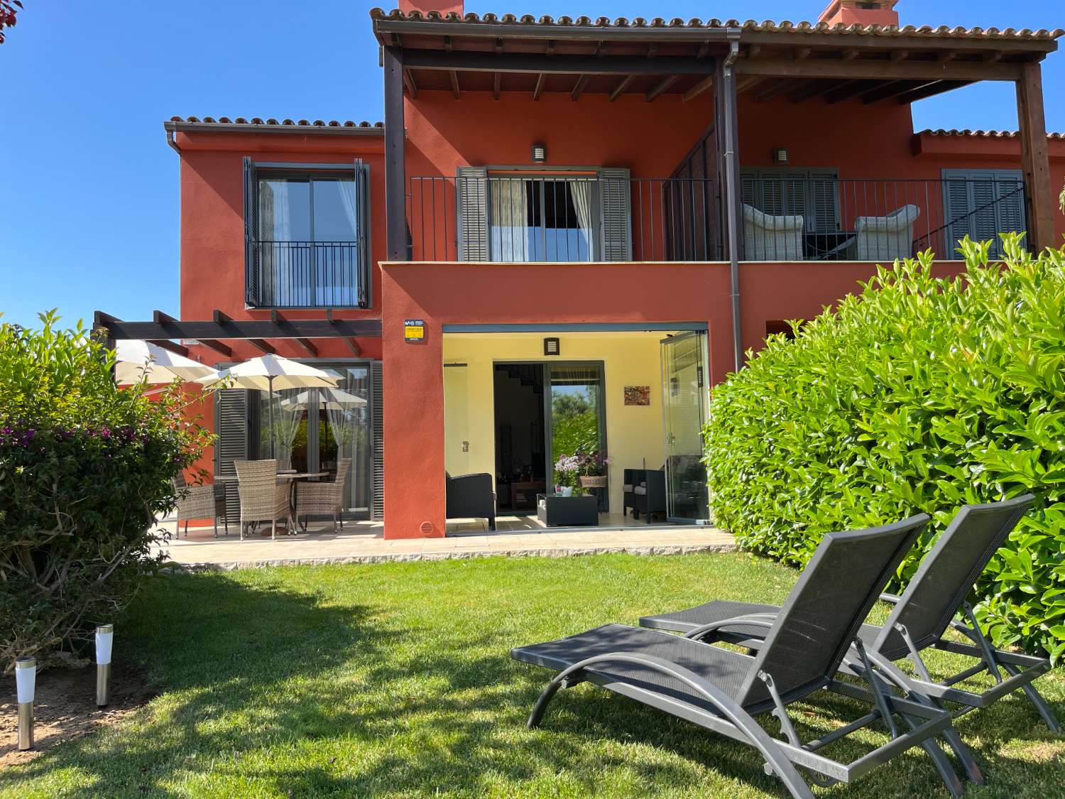 Espectacular casa con piscina comunitaria en BONMONT