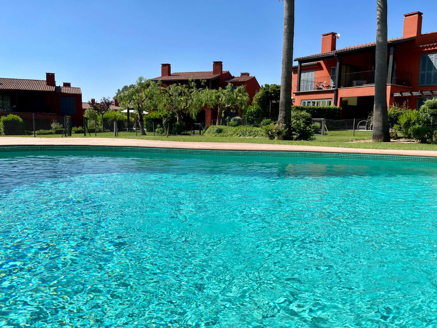 Espectacular casa con piscina comunitaria en BONMONT