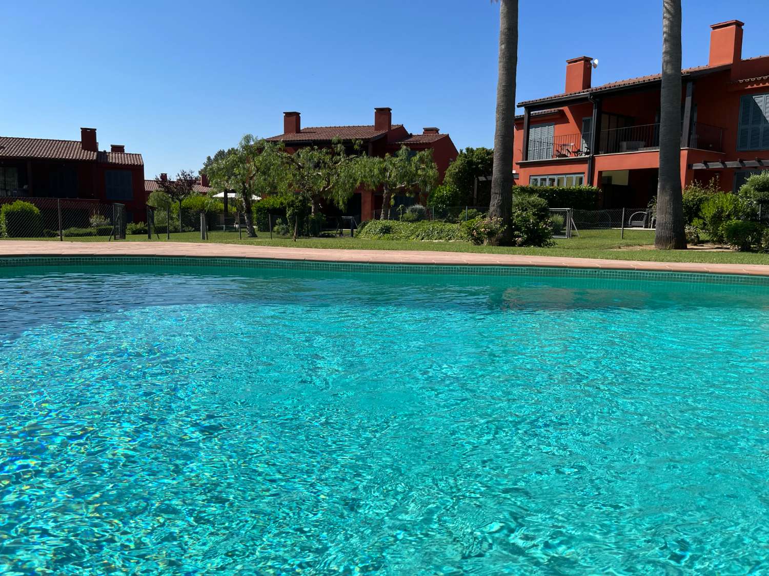 Espectacular casa con piscina comunitaria en BONMONT