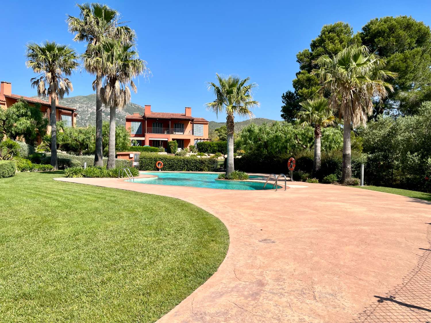 Espectacular casa con piscina comunitaria en BONMONT