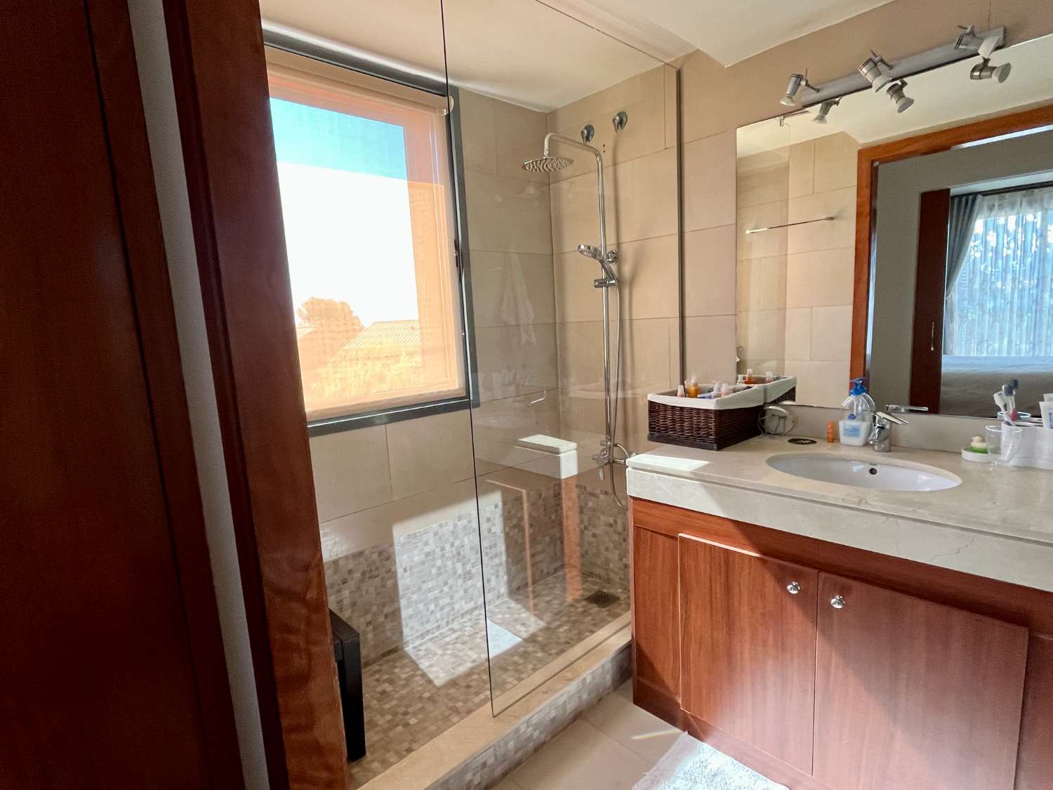 Espectacular casa con piscina comunitaria en BONMONT