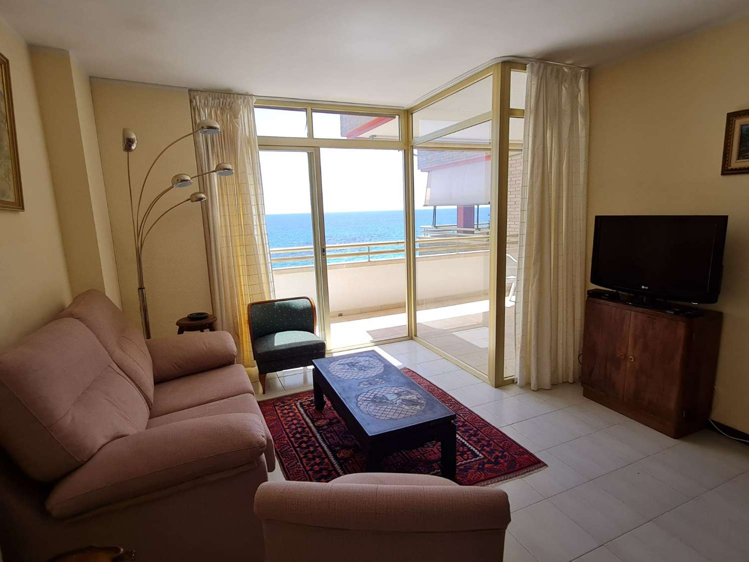 En Miami Platja, precioso apartamento con vistas al mar y acceso directo a la cala!