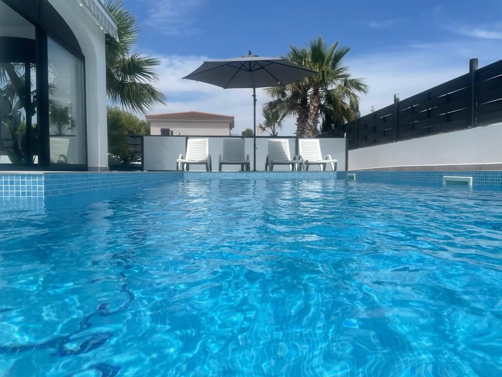 Preciosa casa moderna con piscina privada en Las Tras Calas!