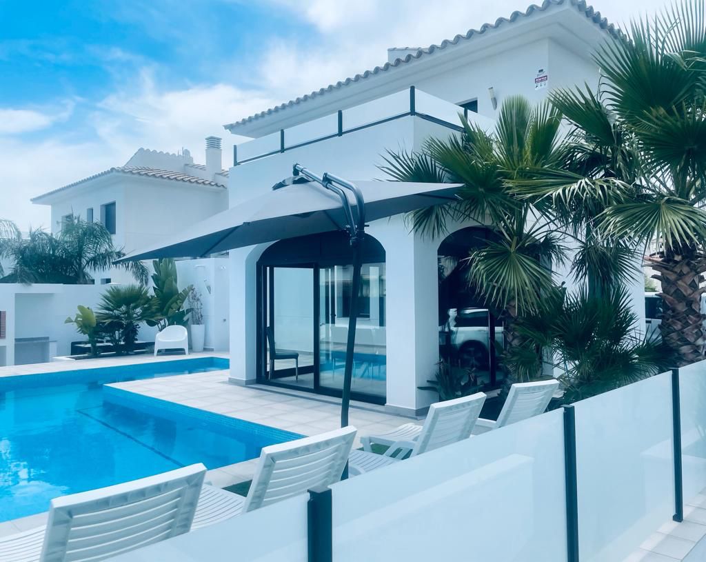 Preciosa casa moderna amb piscina privada a Las Tras Calas!