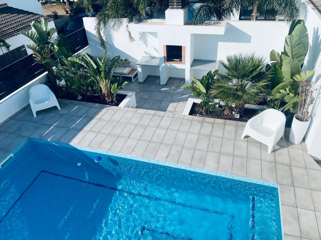 Schönes modernes Haus mit privatem Pool
