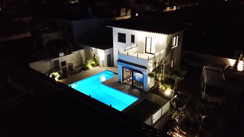 Preciosa casa moderna con piscina privada en Las Tras Calas!