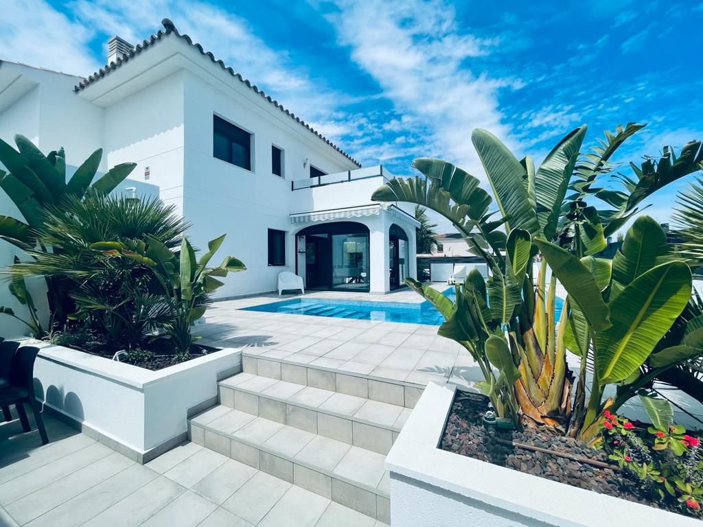 Preciosa casa moderna con piscina privada en Las Tras Calas!