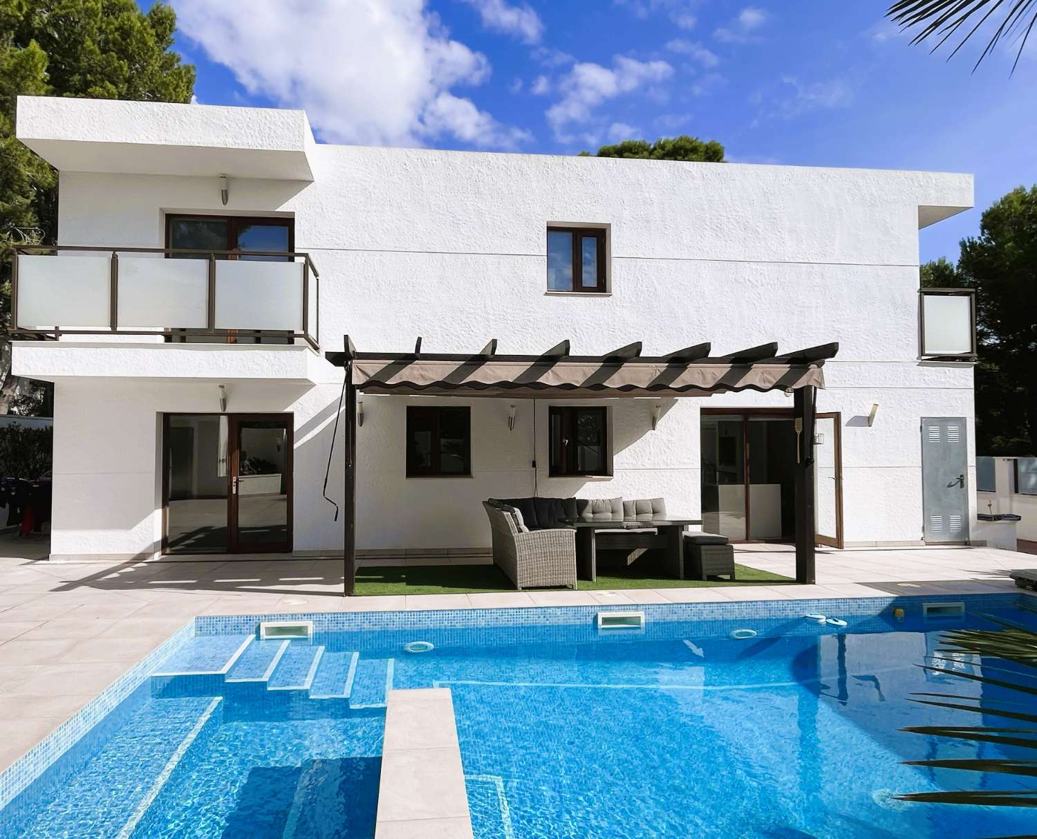 Encantadora vila moderna amb piscina a Las Tras Calas