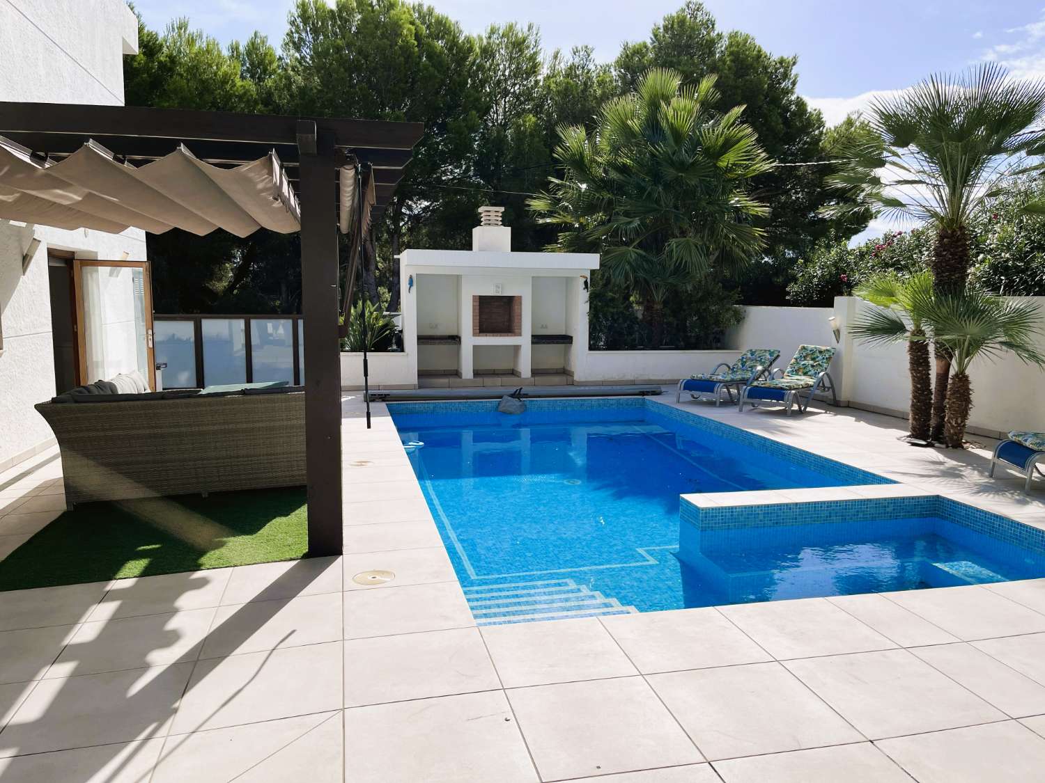 Encantadora vila moderna amb piscina a Las Tras Calas