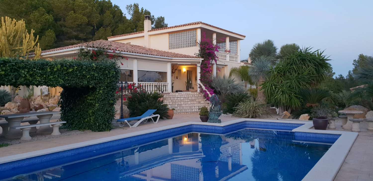 Gran chalet con piscina privada en St Jordi d'Alfama