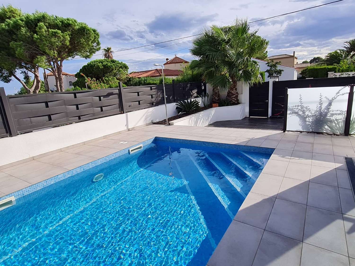 Schönes modernes Haus mit privatem Pool