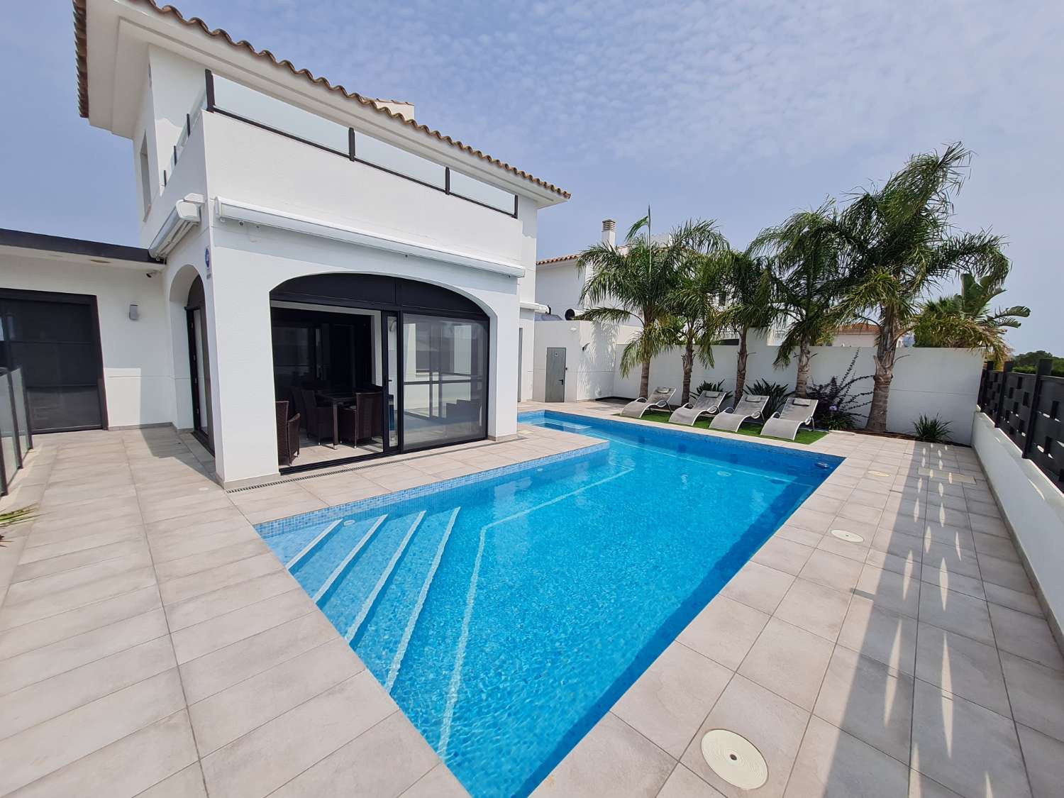 Belle maison moderne avec piscine privée