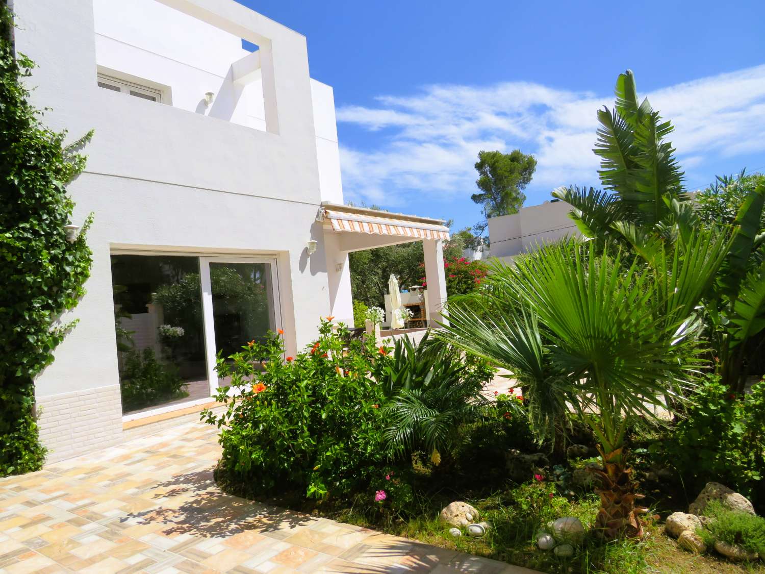 Casa moderna cerca de la playa en la bonita urbanización de Las Tres Calas con piscina privada y barbacoa.