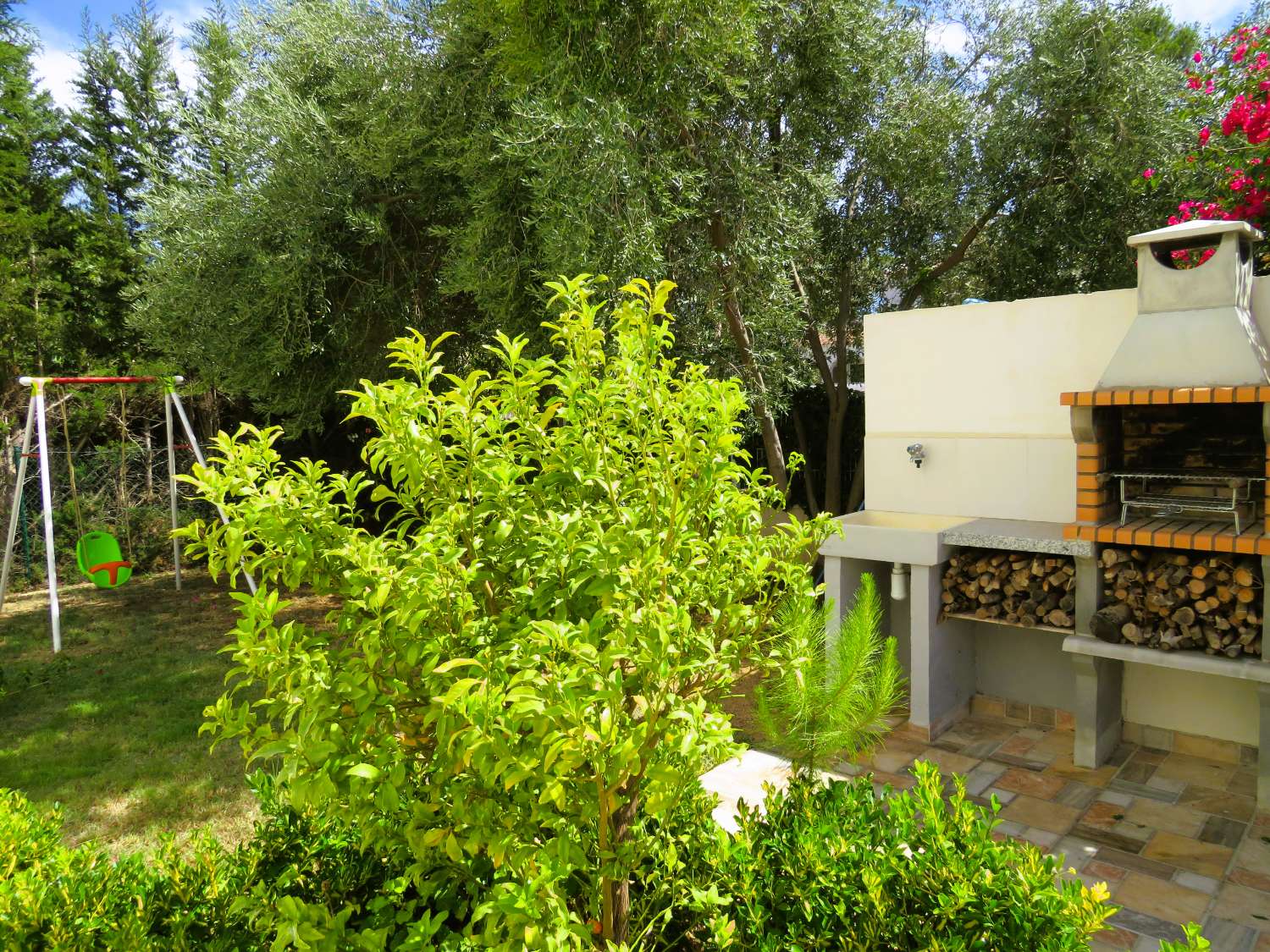 Maison moderne proche de la plage dans la jolie urbanisation de Las Tres Calas avec une piscine privée et barbecue.