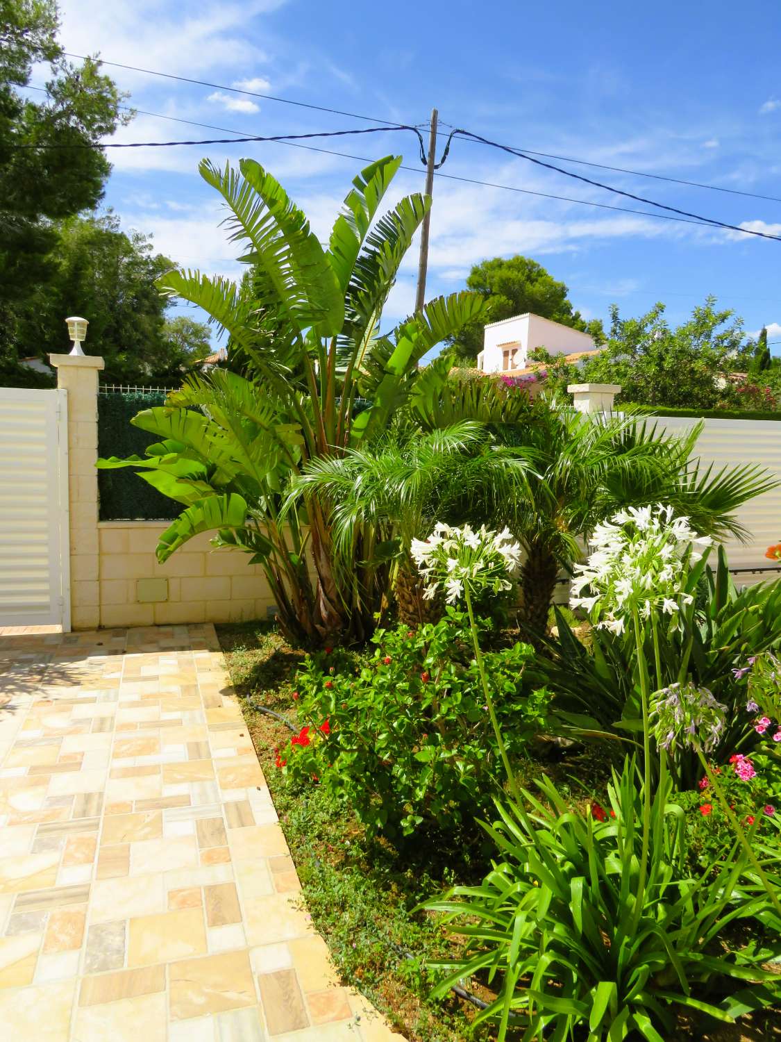 Modern house close to the beach in the pretty urbanization of Las Tres Calas with a private pool and barbecue.