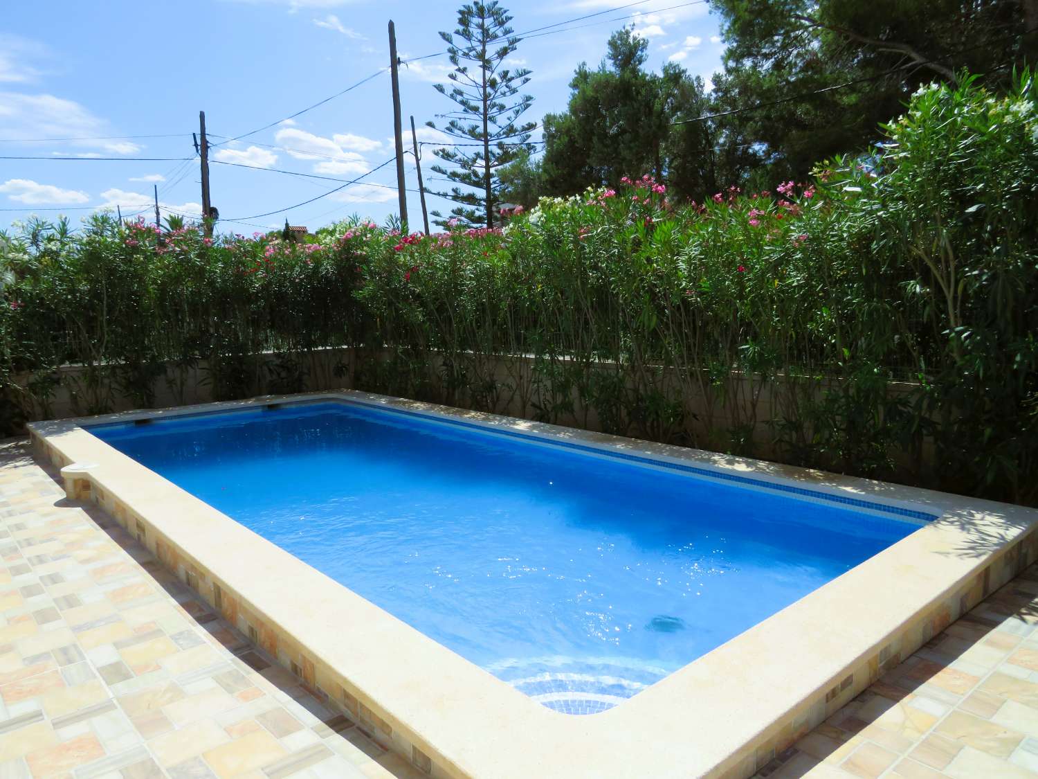 Casa moderna a prop de la platja a la bonica urbanització de Les Tres Cales amb piscina privada i barbacoa.