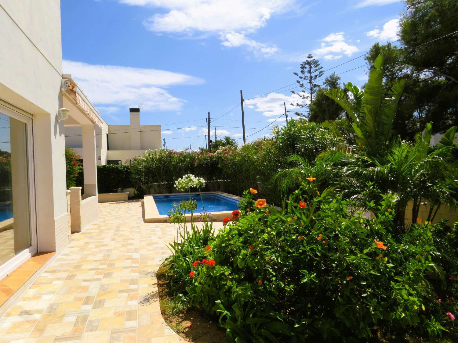 Modern house close to the beach in the pretty urbanization of Las Tres Calas with a private pool and barbecue.