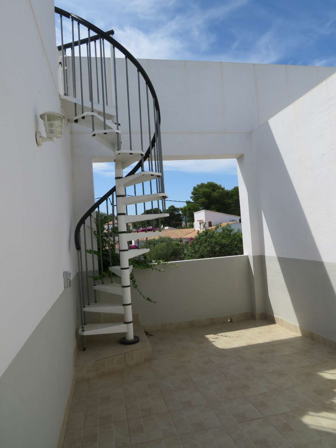 Maison moderne proche de la plage dans la jolie urbanisation de Las Tres Calas avec une piscine privée et barbecue.