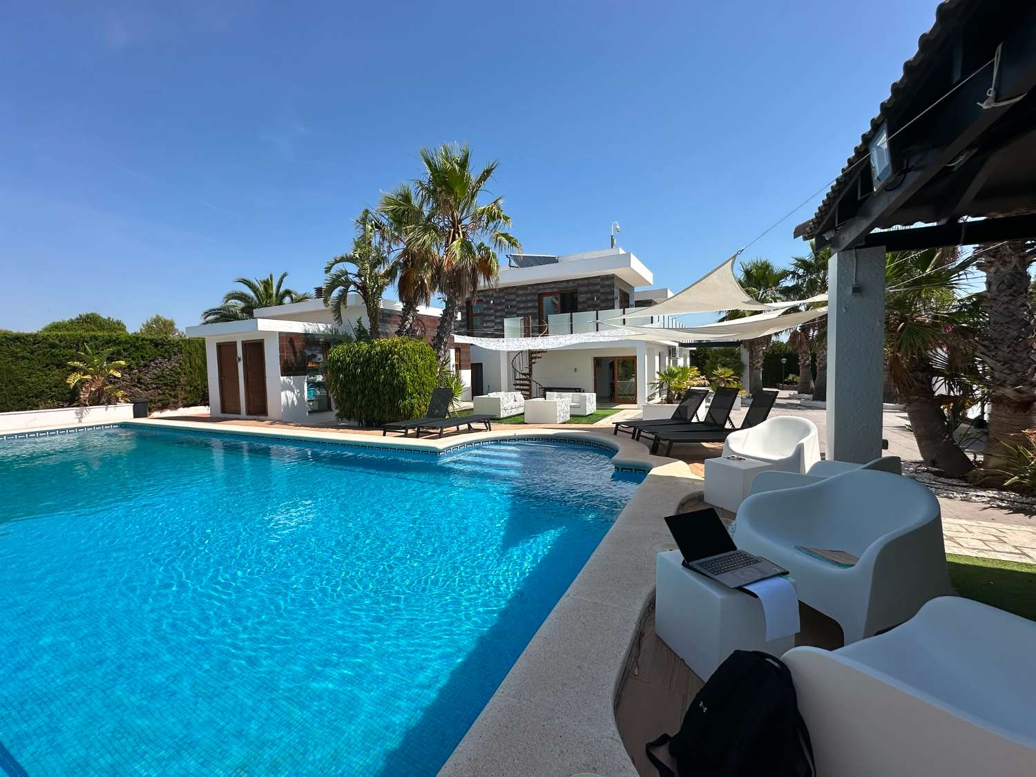 Grande maison moderne avec vue mer et grande piscine privée !