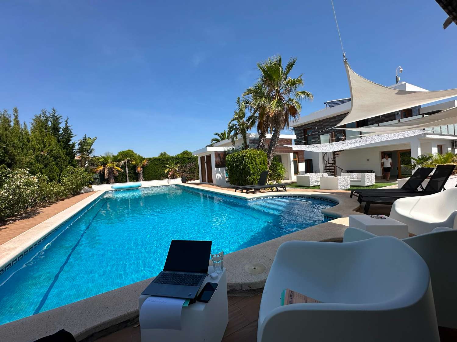 Grande maison moderne avec vue mer et grande piscine privée !